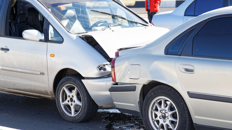 carros destruídos por causa de acidente automóvel